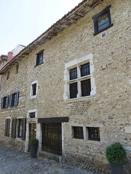 Foto von Rampart neben dem Gebäude namens House des Sergeant of Justice - BUFO88 - © Creative Commons (https://creativecommons.org/licenses/by-sa/4.0/deed.fr)
