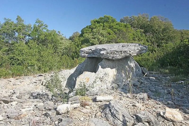 Foto von Dolmen - Petr1888 - © Creative Commons (https://creativecommons.org/licenses/by-sa/4.0/deed.fr)