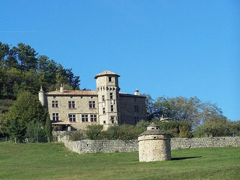 Foto de Castillo de Versas - Alainauzas - © Creative Commons (https://creativecommons.org/licenses/by-sa/4.0/deed.fr)
