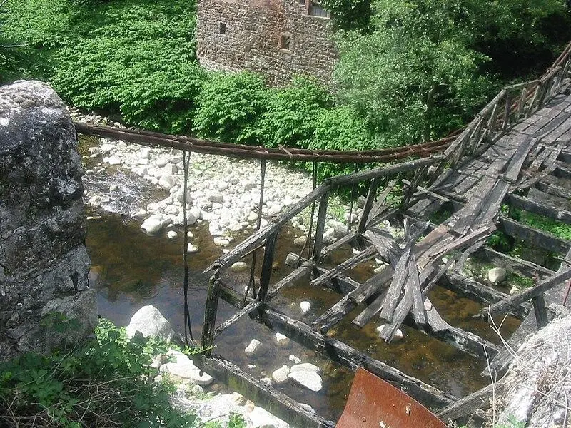 Picture of Suspended bridge on the Cance Dit Pont du Moulin (old) (also in commune of Quintenas) - Sedan8 - © Creative Commons (https://creativecommons.org/licenses/by-sa/4.0/deed.fr)