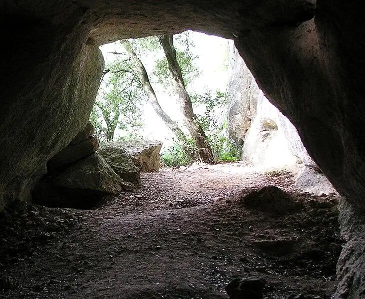 Foto von Höhle nannte zwei Öffnungen - JYB Devot - © Creative Commons (https://creativecommons.org/licenses/by-sa/4.0/deed.fr)