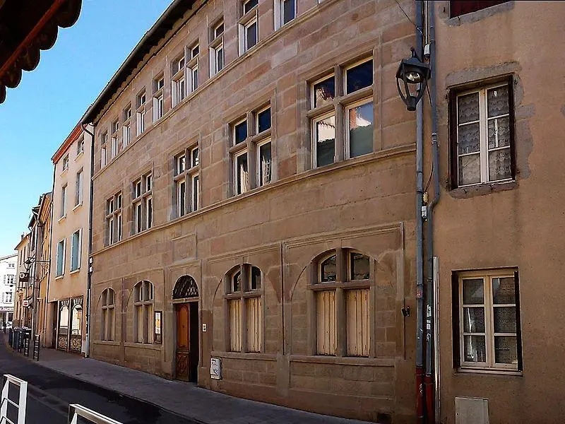 Foto von Haus des 16. Jahrhunderts mit Tür vom 1587 - Robin Chubret - © Creative Commons (https://creativecommons.org/licenses/by-sa/4.0/deed.fr)