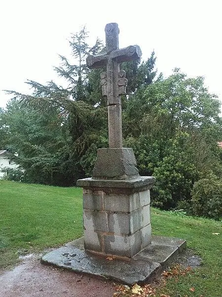Foto von Friedhofskreuz (alt) - Frédérique Défrade - © Creative Commons (https://creativecommons.org/licenses/by-sa/4.0/deed.fr)