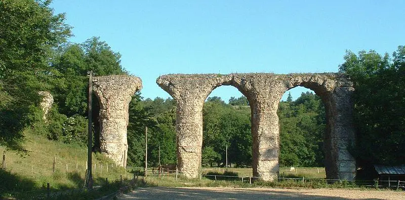 Foto de Aquielducto galopomano del gier dit también du Mont-Pilat (también en Comunas de Lyon, Sainte-Foy-Lès-Lyon, Soucieu-en-Jarrest, Chaponost, Mornant) - MOSSOT - © Creative Commons (https://creativecommons.org/licenses/by-sa/4.0/deed.fr)