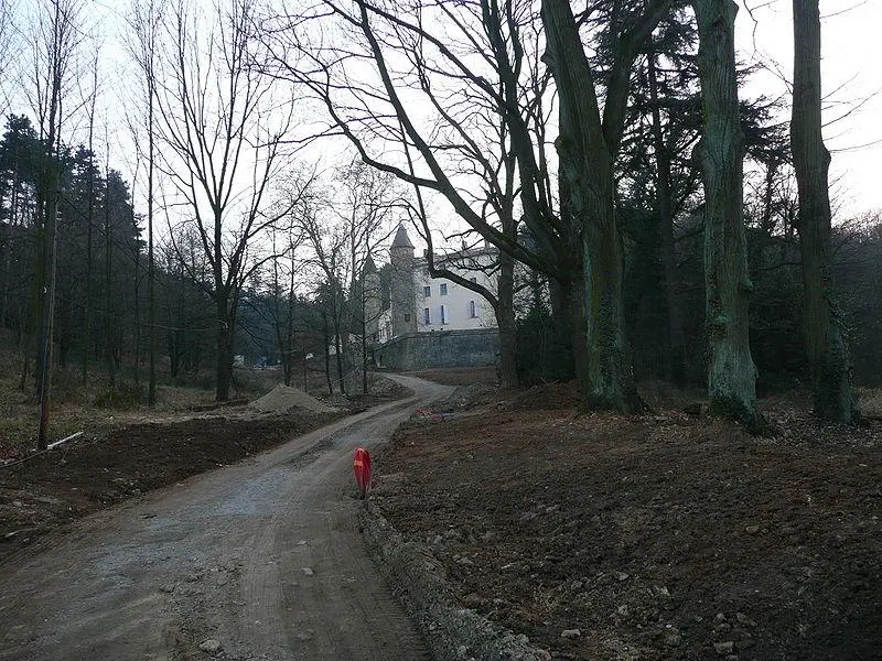 Foto von Domaine de Curis-au-mont-d'or dit domaine de la trolanderie (auch in der Gemeinde Poleymieux-au-mont-d'or) - DEO 77 - © Creative Commons (https://creativecommons.org/licenses/by-sa/4.0/deed.fr)