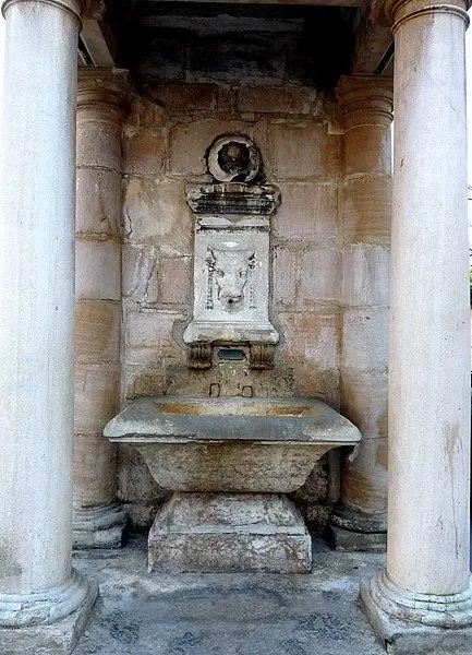 Foto de Fuente de taurobole - Phinou - © Creative Commons (https://creativecommons.org/licenses/by-sa/4.0/deed.fr)