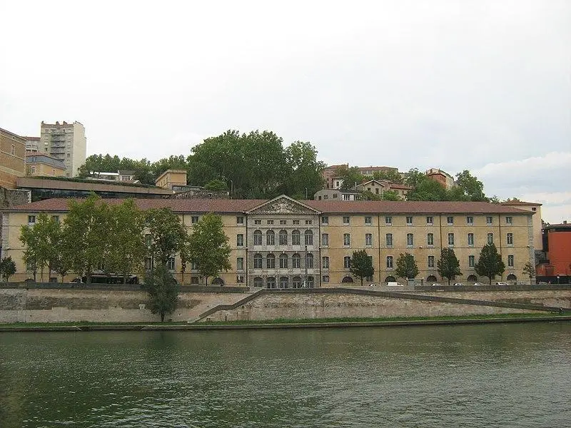 Foto von Gebäude genannt Grenaires d'Abondance, derzeit Sitz des DRAC (Regional Directorate of Cultural Affairs) - Pucesurvitaminee - © Creative Commons (https://creativecommons.org/licenses/by-sa/4.0/deed.fr)