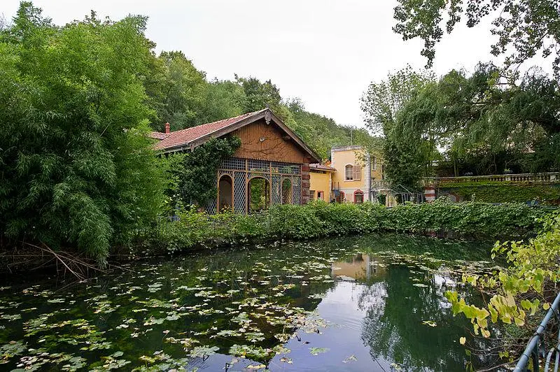Foto von Gebäude und Park umgeben es, die Wasserfee genannt - Dominique Robert - © Creative Commons (https://creativecommons.org/licenses/by-sa/4.0/deed.fr)
