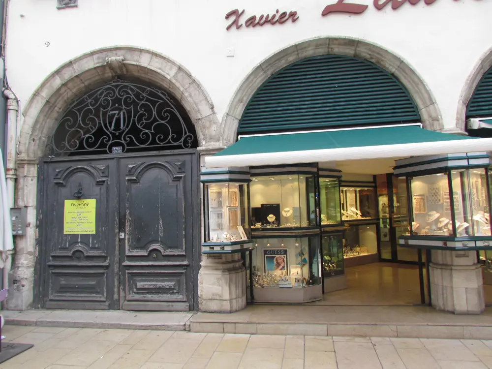 Foto di Edificio - Sous licence Creative Commons (https://creativecommons.org/licenses/by-sa/4.0/deed.fr) - Par Nesme - © Creative Commons (https://creativecommons.org/licenses/by-sa/4.0/deed.fr)