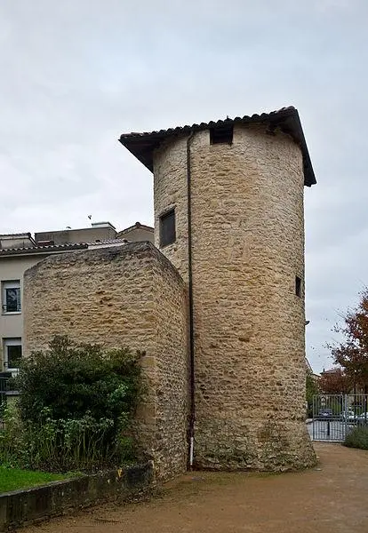 Photo de Tour et remparts - Dominique Robert - © Creative Commons (https://creativecommons.org/licenses/by-sa/4.0/deed.fr)