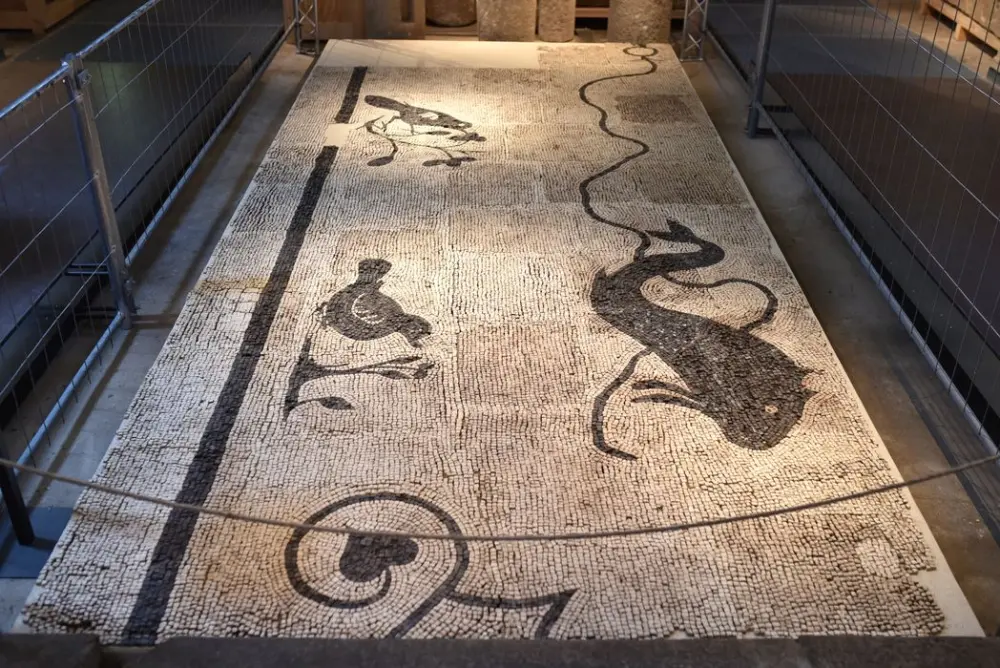 Foto de Mosaico galopomano - POP Plateforme Ouverte du Patrimoine / Base Mérimée - © Ministère de la Culture (France), Direction Régionale des Affaires Culturelles d’Auvergne-Rhône-Alpes – Tous droits réservés