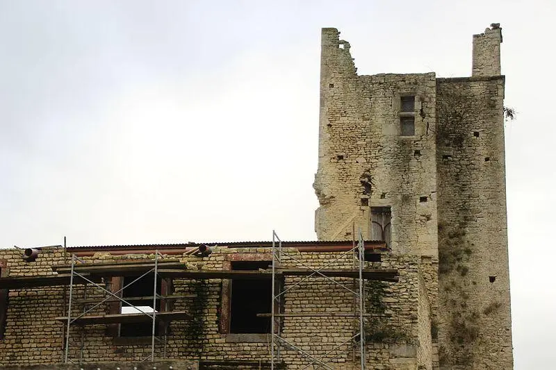Foto von Schloss - Pascal Radigue - © Creative Commons (https://creativecommons.org/licenses/by-sa/4.0/deed.fr)