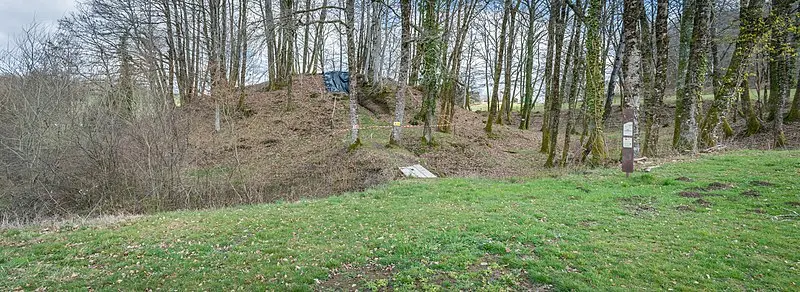 Foto von Motte Castral und Graben von Puy Archer, bekannt als Châteauvieux - Krzysztof Golik (1987–) DescriptionPolish Wikimedi - © Creative Commons (https://creativecommons.org/licenses/by-sa/4.0/deed.fr)