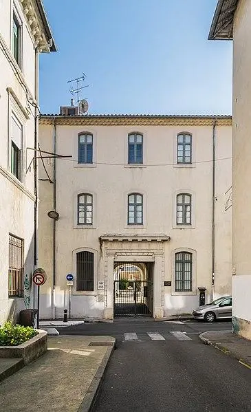 Foto di Ex colletti del college Dit Thoiras - Krzysztof Golik - © Creative Commons (https://creativecommons.org/licenses/by-sa/4.0/deed.fr)