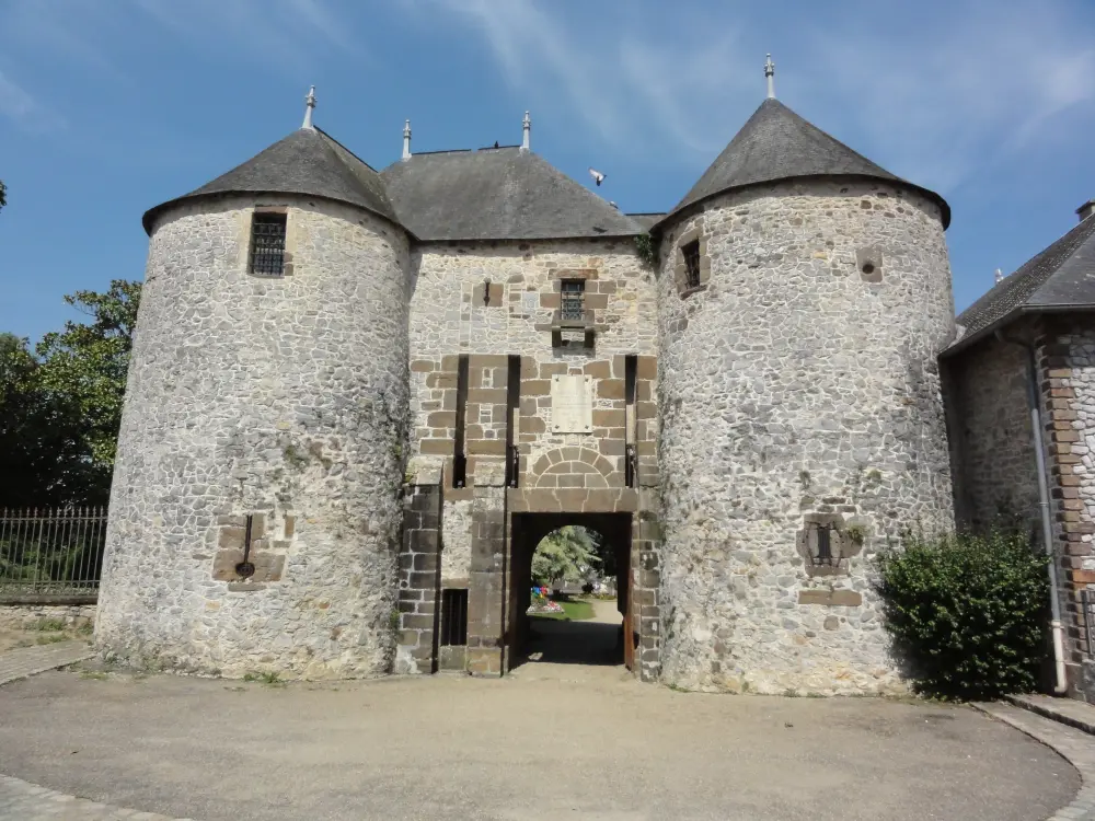 Foto di Castello di Fresnay - Sous licence Creative Commons (https://creativecommons.org/licenses/by-sa/4.0/deed.fr) - Par Havang(nl) - © Creative Commons (https://creativecommons.org/licenses/by-sa/4.0/deed.fr)