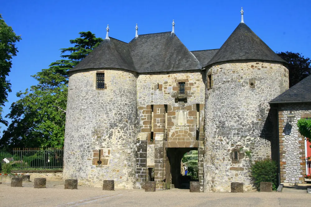 Foto di Castello di Fresnay - Sous licence Creative Commons (https://creativecommons.org/licenses/by-sa/4.0/deed.fr) - Par Christophe Bazile - © Creative Commons (https://creativecommons.org/licenses/by-sa/4.0/deed.fr)