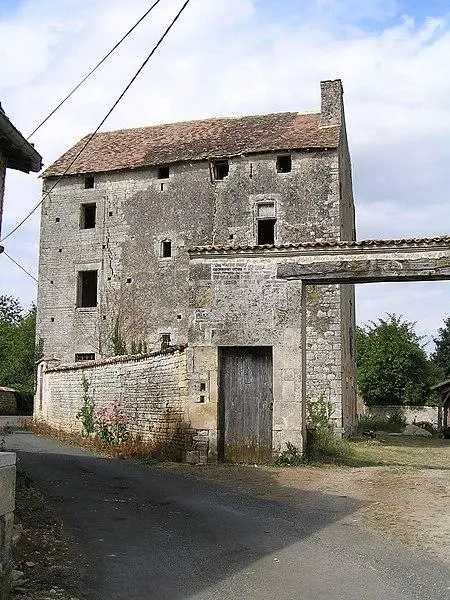 Picture of Logis de Tessé - rosier - © Creative Commons (https://creativecommons.org/licenses/by-sa/4.0/deed.fr)