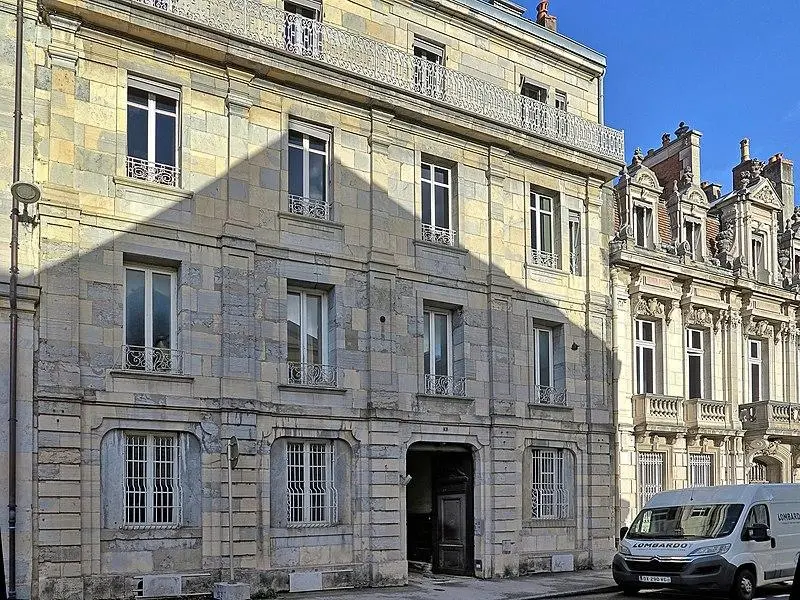 Foto von Gebäude - JGS25 - © Creative Commons (https://creativecommons.org/licenses/by-sa/4.0/deed.fr)