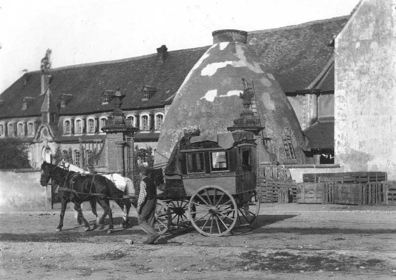 Foto di Earthenware - Auteur inconnuUnknown author circa 1900 - © Creative Commons (https://creativecommons.org/licenses/by-sa/4.0/deed.fr)