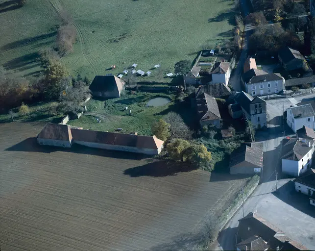 Foto de Conjunto rural dice el viejo castillo - POP Plateforme Ouverte du Patrimoine / Base Mérimée - (c) Région Nouvelle-Aquitaine, Inventaire général du patrimoine culturel