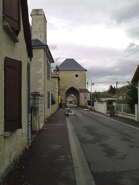 Picture of Old town door, called prison - France64160 - © Creative Commons (https://creativecommons.org/licenses/by-sa/4.0/deed.fr)