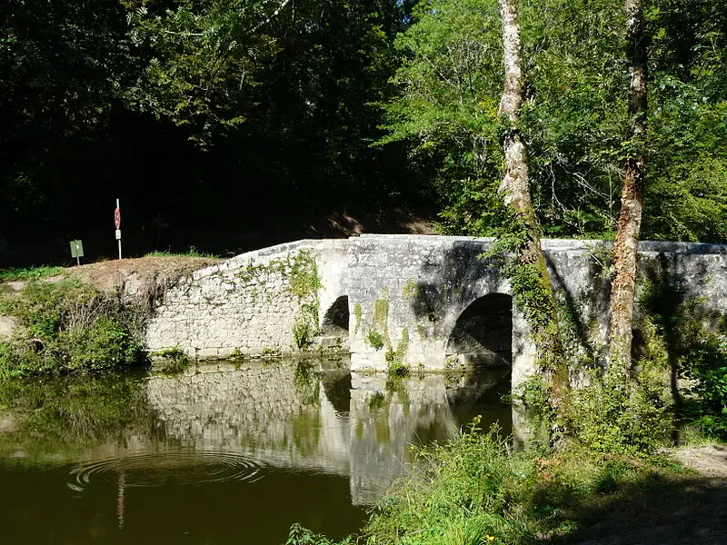 Picture of Bretou medieval bridge - Père Igor - © Creative Commons (https://creativecommons.org/licenses/by-sa/4.0/deed.fr)