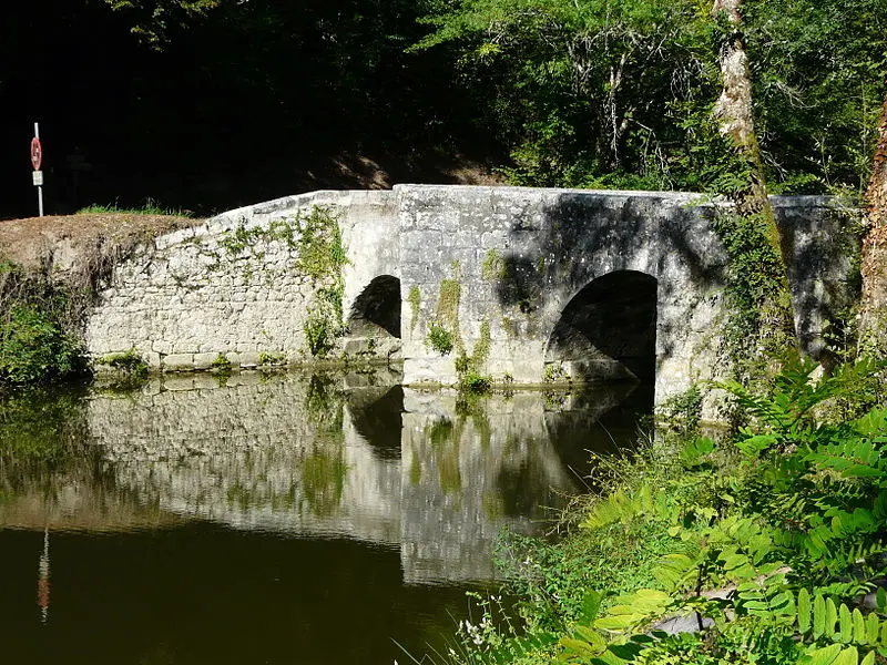 Picture of Bretou medieval bridge - Père Igor - © Creative Commons (https://creativecommons.org/licenses/by-sa/4.0/deed.fr)