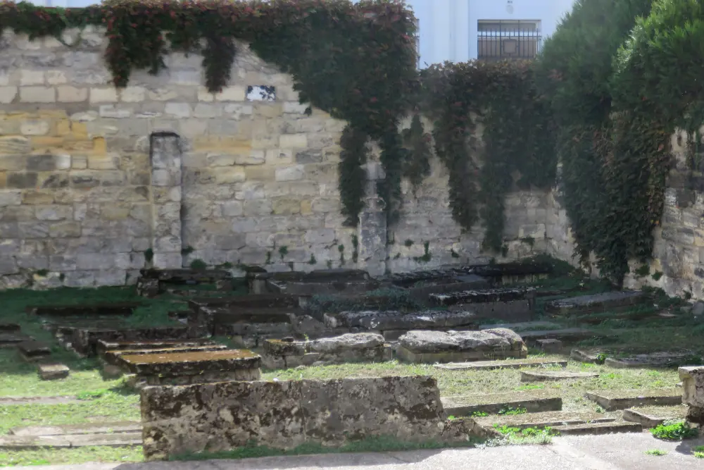 Foto de Cementerio israelita - Sous licence Creative Commons (https://creativecommons.org/licenses/by-sa/4.0/deed.fr) - Par JohnNewton8 - © Creative Commons (https://creativecommons.org/licenses/by-sa/4.0/deed.fr)