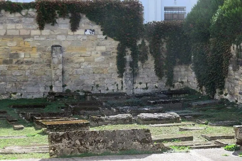 Foto de Cementerio israelita - JohnNewton8 - © Creative Commons (https://creativecommons.org/licenses/by-sa/4.0/deed.fr)