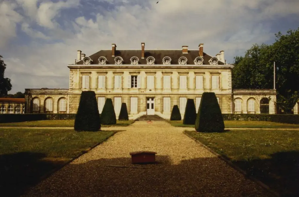Foto von Artillery School (derzeit Direktion für Cher Tax Services) und Cannons Foundry (derzeit Direktion für Landarmee, Zentrum für irdische Armeeausbildung) - POP Plateforme Ouverte du Patrimoine / Base Mérimée - © Ministère de la Culture (France), Médiathèque du patrimoine et de la photographie, tous droits réservés