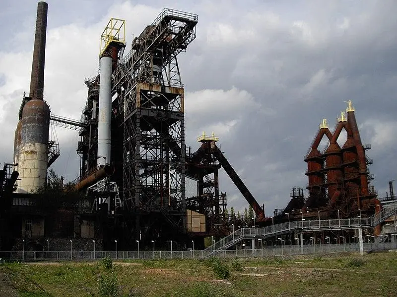 Foto von Stahlfabrik - Ce fichier ne fournit pas d’informations à propos - © Creative Commons (https://creativecommons.org/licenses/by-sa/4.0/deed.fr)