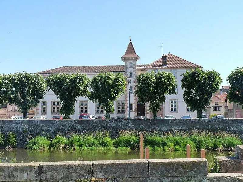 Foto di Center School (ex convento delle suore benedette) - Ji-Elle - © Creative Commons (https://creativecommons.org/licenses/by-sa/4.0/deed.fr)