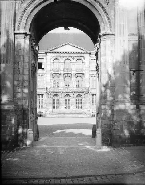 Foto di Prefettura Pas-de-Calais, ex palazzo episcopale - POP Plateforme Ouverte du Patrimoine / Base Mérimée - © Ministère de la Culture (France), Médiathèque du patrimoine et de la photographie, diffusion RMN-GP