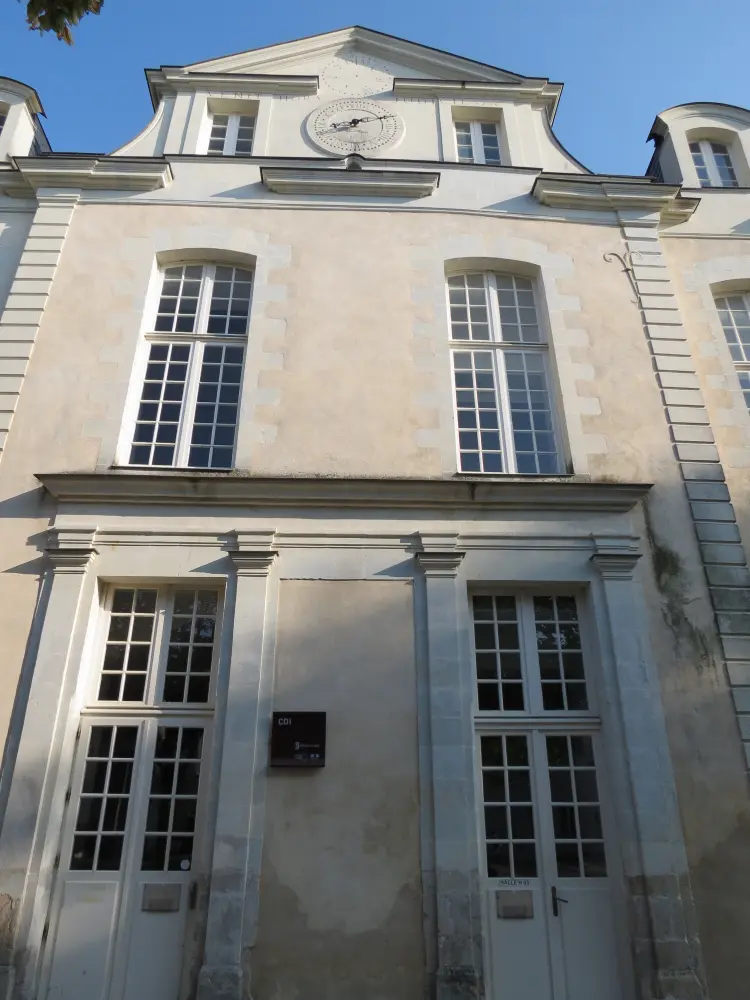 Foto de Victor-Hugo High School - Sous licence Creative Commons (https://creativecommons.org/licenses/by-sa/4.0/deed.fr) - Par Kormin - © Creative Commons (https://creativecommons.org/licenses/by-sa/4.0/deed.fr)