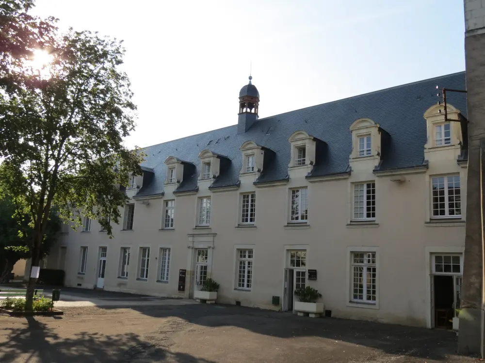 Foto de Victor-Hugo High School - Sous licence Creative Commons (https://creativecommons.org/licenses/by-sa/4.0/deed.fr) - Par Kormin - © Creative Commons (https://creativecommons.org/licenses/by-sa/4.0/deed.fr)