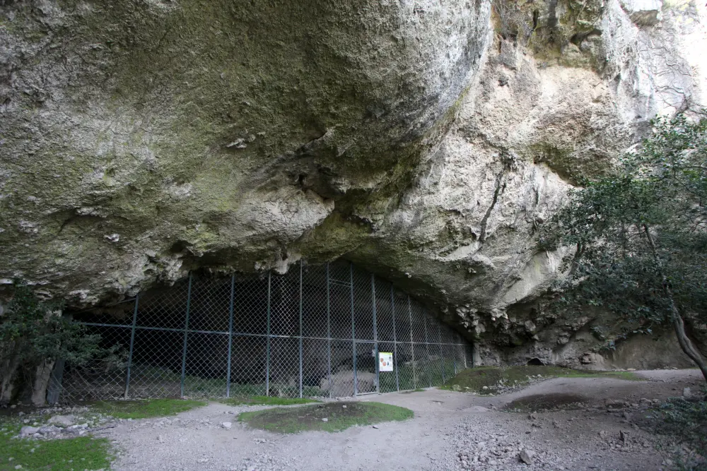Foto von Höhle namens Combe d'Ulens - Sous licence Creative Commons (https://creativecommons.org/licenses/by-sa/4.0/deed.fr) - Par Pmau - © Creative Commons (https://creativecommons.org/licenses/by-sa/4.0/deed.fr)