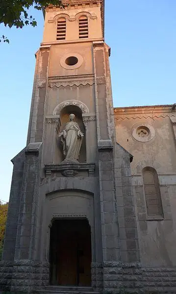 Foto de Fábrica de cal - planta de cemento de Lafarge, Saint -Victor Capilla de la ciudad blanca - Celeda - © Creative Commons (https://creativecommons.org/licenses/by-sa/4.0/deed.fr)