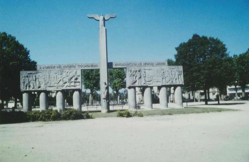 Foto von Denkmal bei der Arbeit der Genossenschaftsgesellschaften zur Wiederaufbau der freigegebenen Regionen und in Erinnerung an Guy de Lubrersac - POP Plateforme Ouverte du Patrimoine / Base Mérimée - © Ministère de la Culture (France), Médiathèque du patrimoine et de la photographie, tous droits réservés