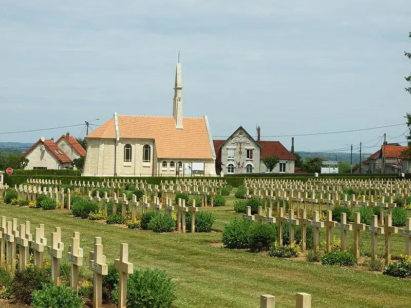 Foto von Souvenirkapelle und Laterne der Toten - François GOGLINS - © Creative Commons (https://creativecommons.org/licenses/by-sa/4.0/deed.fr)