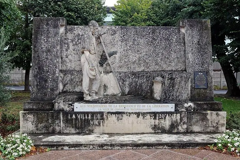 Foto de Monumento muerto - E-W - © Creative Commons (https://creativecommons.org/licenses/by-sa/4.0/deed.fr)