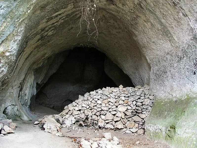 Foto von Huchard Höhle; Höhle Nr. 1 des Ranc-Faits - JYB Devot - © Creative Commons (https://creativecommons.org/licenses/by-sa/4.0/deed.fr)