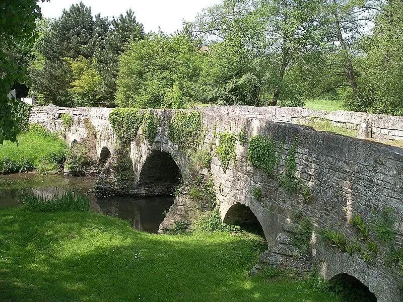 Foto von Pont de Juvigny Sur la Seulles (auch in der Gemeinde von Tilly-surles) - Roi.dagobert - © Creative Commons (https://creativecommons.org/licenses/by-sa/4.0/deed.fr)