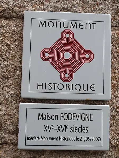 Foto von Podevigne House in Grandval - Thérèse Gaigé - © Creative Commons (https://creativecommons.org/licenses/by-sa/4.0/deed.fr)