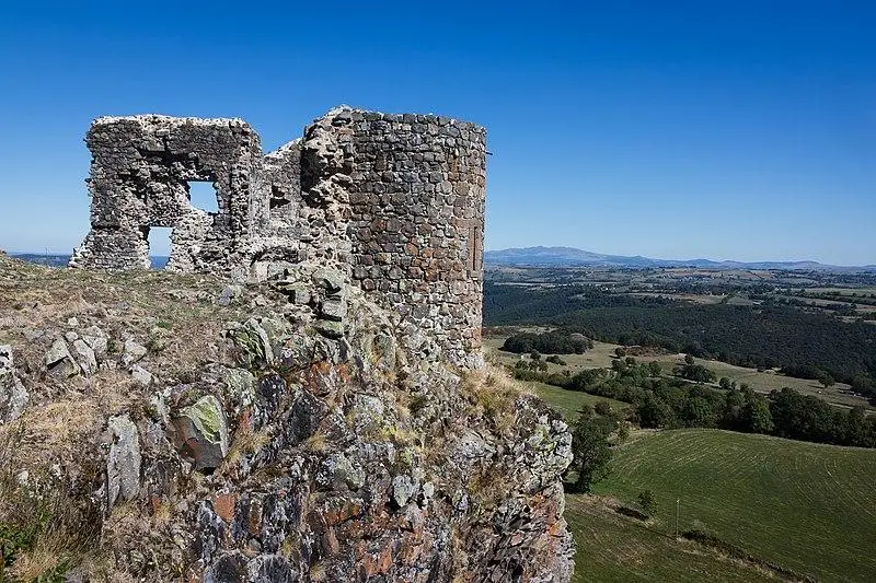 Picture of Apchon fortified castle - Elke Wetzig - © Creative Commons (https://creativecommons.org/licenses/by-sa/4.0/deed.fr)