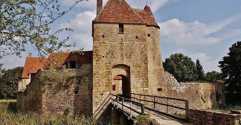 Foto von Starkes Haus in Mornay, auch bekannt als Hof des Gerichts oder der Grand'cour - Bastien.pierre - © Creative Commons (https://creativecommons.org/licenses/by-sa/4.0/deed.fr)