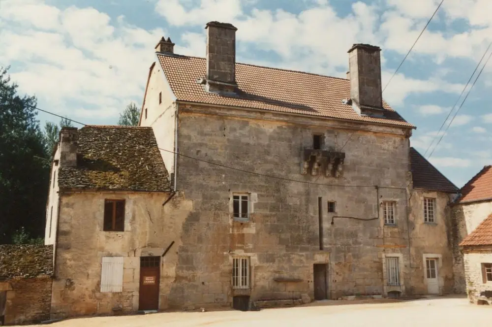 Foto von Starkes Haus der Abbots von Saint-Seine - POP Plateforme Ouverte du Patrimoine / Base Mérimée - © Ministère de la Culture (France), Direction Régionale des Affaires Culturelles de Bourgogne-Franche-Comté – Tous droits réservés 