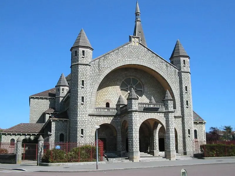 Foto de Iglesia del Sagrado Corazón: la Iglesia; Las fachadas y los techos del presbiterio, de la antigua ciudad parroquial, el actual Centro de la Universidad Católica y el cierre de estos edificios (Cad. AV 222, 223): Registro por decreto del 2 de agosto de 2012 - Grégoire Menuel - © Creative Commons (https://creativecommons.org/licenses/by-sa/4.0/deed.fr)