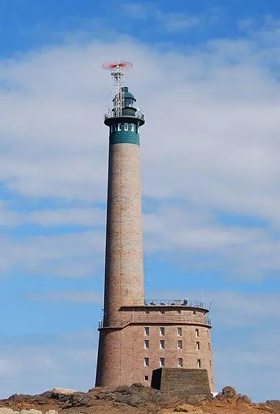 Foto di Faro di Roches-Douvres - Roches_Douvres.jpg: Clément Delafarguederivative w - © Creative Commons (https://creativecommons.org/licenses/by-sa/4.0/deed.fr)
