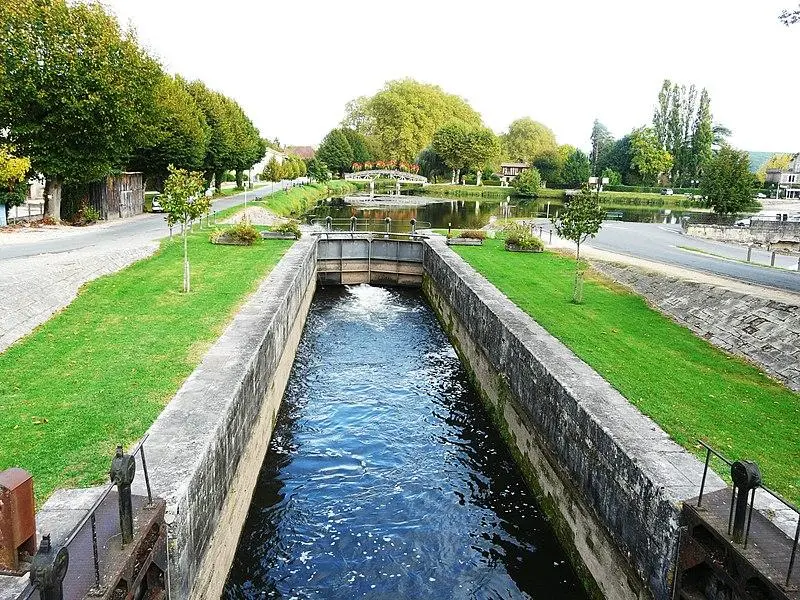 Foto von Lalinde -Kanal (Schloss, einschließlich des Aquädukts und des Kommunikationskanals der Biefs, der oberen Brücke, die ihm folgt, und das Ladebecken mit seinem wiedergegebenen Halt) - Père Igor - © Creative Commons (https://creativecommons.org/licenses/by-sa/4.0/deed.fr)