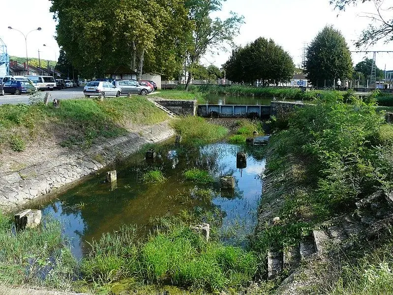 Foto von Lalinde Canal (verwirrtes Becken, einschließlich seines Grills) - Père Igor - © Creative Commons (https://creativecommons.org/licenses/by-sa/4.0/deed.fr)